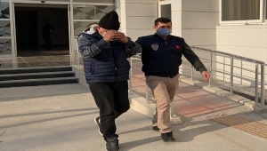 Mersin'de kadının cep telefonunun yankesicilik yöntemiyle çalınması güvenlik kamerasında