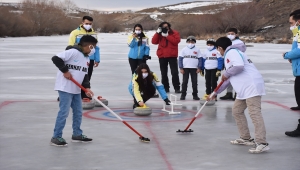 Milli curlingciler köy çocuklarının "Kars Çayı'nda curling keyfi"ne ortak oldu
