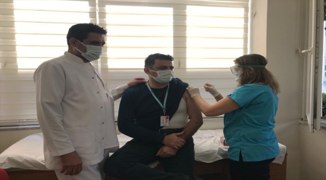 Muğla'nın turistik ilçelerinde sağlık çalışanlarına CoronaVac aşısı uygulanıyor