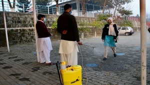 Pakistan'da Kovid-19 nedeniyle 2 ay ara verilen yüz yüze eğitim "kademeli" olarak tekrar başladı
