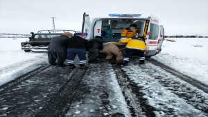 Rahatsızlanan Kıbrıs gazisi ile eşine jandarma ve sağlık ekipleri ulaştı