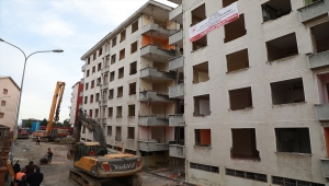Rize'de "Pisa Kuleleri" diye adlandırılan binaların da bulunduğu yapıların yıkımına başlandı