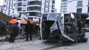 Samsun'da belediye işçilerini taşıyan servis midibüsü devrildi: 2 ölü, 16 yaralı