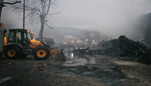 Samsun'da çıkan yangında 4 iş yeri ve 2 otomobil yandı 