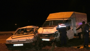 Samsun'da otomobil ile kamyonet çarpıştı: 3 yaralı