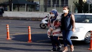 Şanlıurfa'da saklandığı evdeki gizli bölmede yakalanan FETÖ firarisi kadın adliyeye sevk edildi