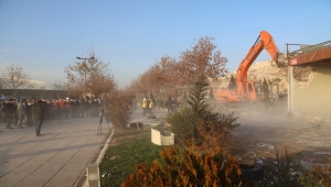 Şanlıurfa'da tarihi kaya mezarlarının etrafındaki betonarme çarşı yıkıldı