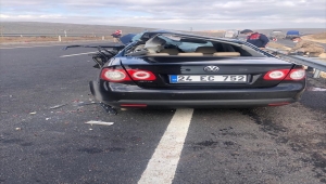 Şanlıurfa'da tır ile otomobilin çarpıştığı kazada baba oğul öldü