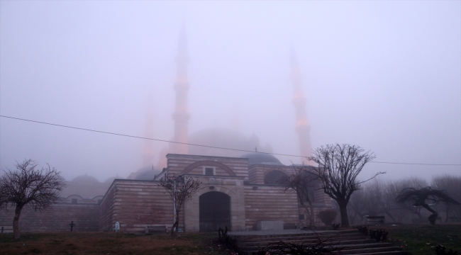 Sis altında kalan Selimiye Camisi gözden kayboldu