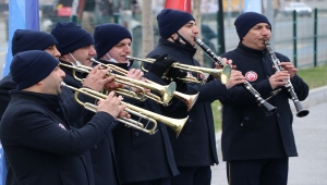 Sokağa çıkma kısıtlamasında "oyun havalı moral konseri" ilgi gördü