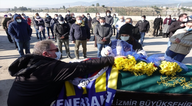 Ters dönmüş aracında ölü bulunan doktor İzmir'de son yolculuğuna uğurlandı