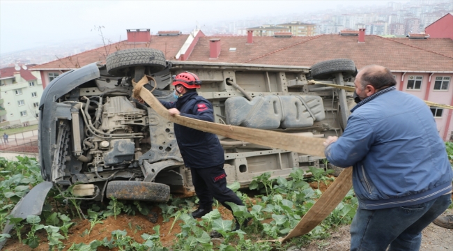 Trabzon'da freni boşalan kepçenin çarptığı ticari araç okul bahçesine düşmekten son anda kurtuldu
