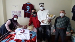 Trabzonsporlu futbolcu Nwakaeme, yatağa bağımlı yaşayan genci ziyaret etti