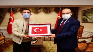 Trabzonsporlu futbolcular, Trabzon Valisi Ustaoğlu'nu ziyaret etti