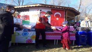 Türk askerinden Afganistan'daki yetimlere giyecek yardımı