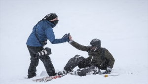 Uludağ'da kayak sezonu açıldı, pistler doldu