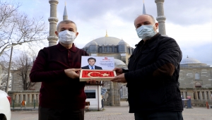 Ünlü Türk cerrahı Öz için Osmanlı'nın şifalı helvası "devai-misk"ten Türk bayrağı yapıldı