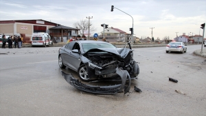 Uşak'ta ambulans ile otomobil çarpıştı: 4 yaralı
