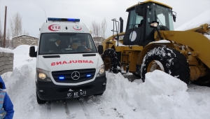 Van'da sağlık ekibi ambulansın kara saplanması üzerine hastaya yürüyerek ulaştı