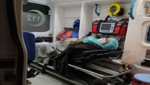 Van'da yolu kardan kapanan mahalledeki hastanın yardımına belediye yetişti
