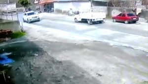 Adana'da jandarma, hareket halindeki kamyonetin el frenini çekerek kazaya karışmasını engelledi