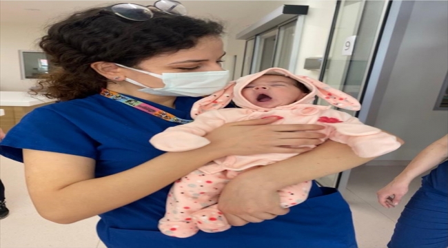 Afgan annesinin hastanede terk ettiği minik Ayçelen'e doktor ve hemşireler sahip çıktı