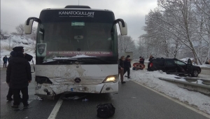 Afyon Belediye Yüntaş Erkek Voleybol Takımı'nı taşıyan otobüsle çarpışan cipteki 3 kişi yaralandı