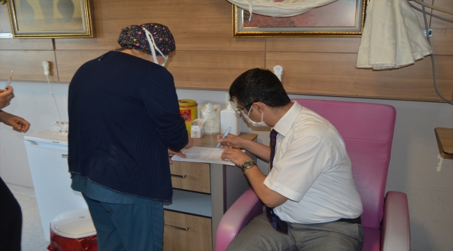 Afyonkarahisar'da ikinci doz Kovid-19 aşısı sağlık çalışanlarına yapılmaya başlandı