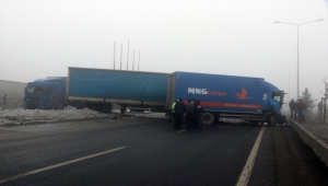 Ağrı'da ikisi tır 3 aracın karıştığı trafik kazasında bir kişi yaralandı