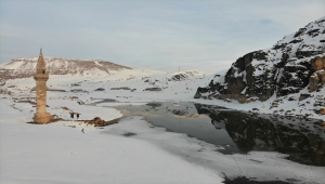 Ağrı'daki Yazıcı Barajı'nın buz tutan yüzeyinden yükselen eski köyün minaresi ilgi görüyor