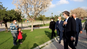 AK Parti Sözcüsü Ömer Çelik, Adana'da çocuklarla futbol oynadı