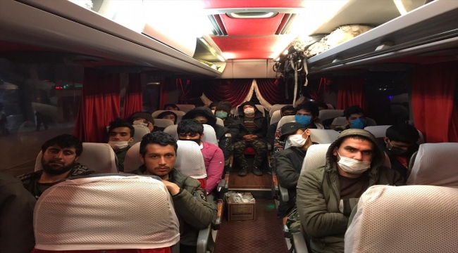 Ankara'da iki otobüste 35 düzensiz göçmen yakalandı