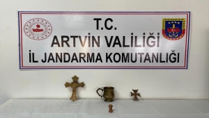 Artvin'de bir kişi valizindeki tarihi eserlerle yakalandı