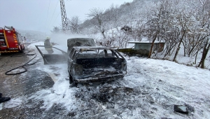 Bartın'da seyir halindeyken alev alan otomobil kullanılamaz hale geldi