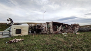 Başakşehir'de hurda yüklü kamyon devrildi