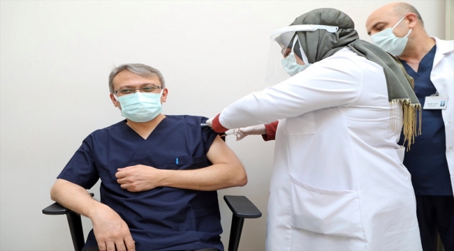 Bingöl Valisi Ekinci, Kovid-19 aşısının ilk dozunu yaptırdı