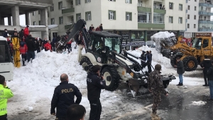 Bitlis'te çatıda biriken kar kütlesinin üzerine düştüğü 3 çocuk hastaneye kaldırıldı