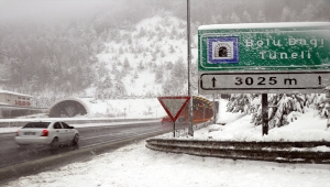 Bolu Dağı'nda yoğun kar yağışı etkili oluyor 