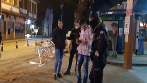 Bursa'da sokağa çıkma kısıtlamasını ihlal eden şahısların üzerinde hassas terazi ve uyuşturucu madde bulundu 