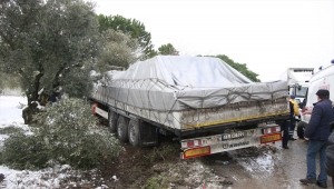 Bursa'da tırla çarpışan otomobildeki 2 kişi yaralandı