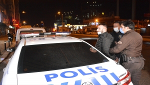 Çekmeköy'de polisten kaçan otomobildeki 2 kişi gözaltına alındı