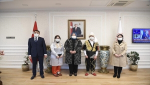 Çocuklar yaptıkları örgü bebekleri Aile, Çalışma ve Sosyal Hizmetler Bakanı Selçuk'a armağan etti
