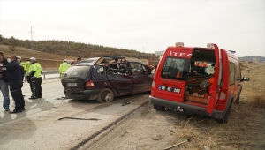 Çorum'da otomobil mangan cevheri yüklü tıra çarptı: 1 ölü, 2 yaralı