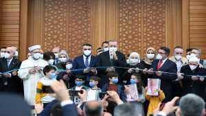 Cumhurbaşkanı Erdoğan, cuma namazını açılışını yaptığı Hacı Ahmet Erdoğan Camisi'nde kıldı