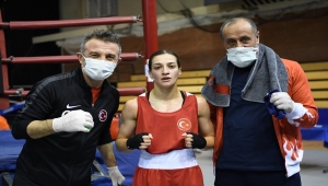 Dört milli boksör Macaristan'da yarı finale yükseldi