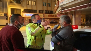 Düzce'de polis, alkollü sürücünün alkolölçeri üflemesi için 45 dakika mücadele verdi