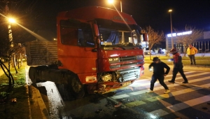 Düzce'de tırla çarpışan otomobilde sıkışan sürücüyü itfaiye kurtardı