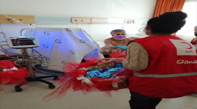 Düzce'de Türk Kızılay gönüllüleri hafta sonu kısıtlamasında hediyeleriyle "gönül alıyor"