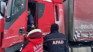 Edirne'de AFAD, yolda kalan tır sürücülerine kumanya dağıttı 