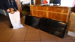 Edirne'de çaldığı eşyalarla bindiği taksinin sürücüsünün yakalattığı zanlı tutuklandı